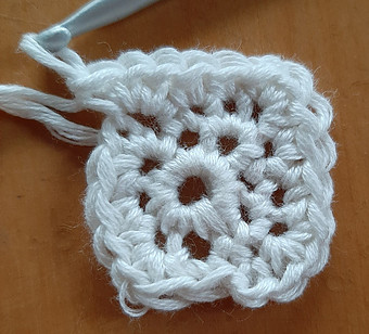 Learn how to crochet sc in a square